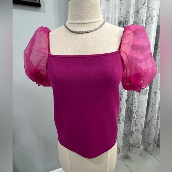 SALE🔥Beautiful House of Harlow 1960 fuchsia knit top w/short puffy sheer sleeves - Picture 2 of 5